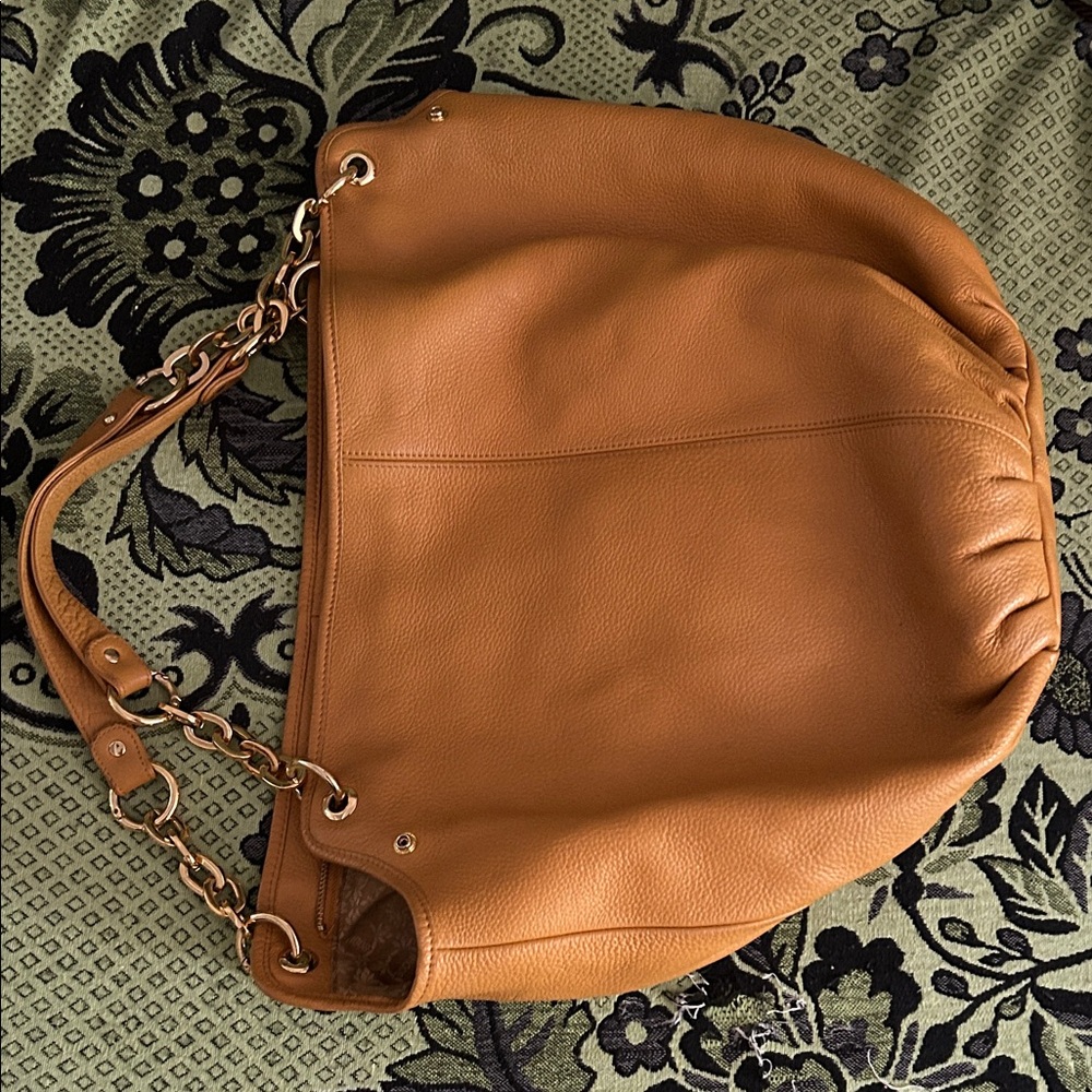 Chic Tan Leather Shoulder Bag